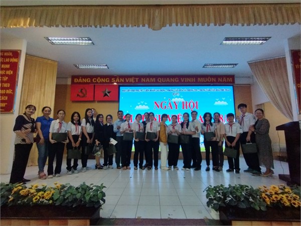 Học sinh nhận giải cuộc thi vẽ tranh cổ động năm 2022
